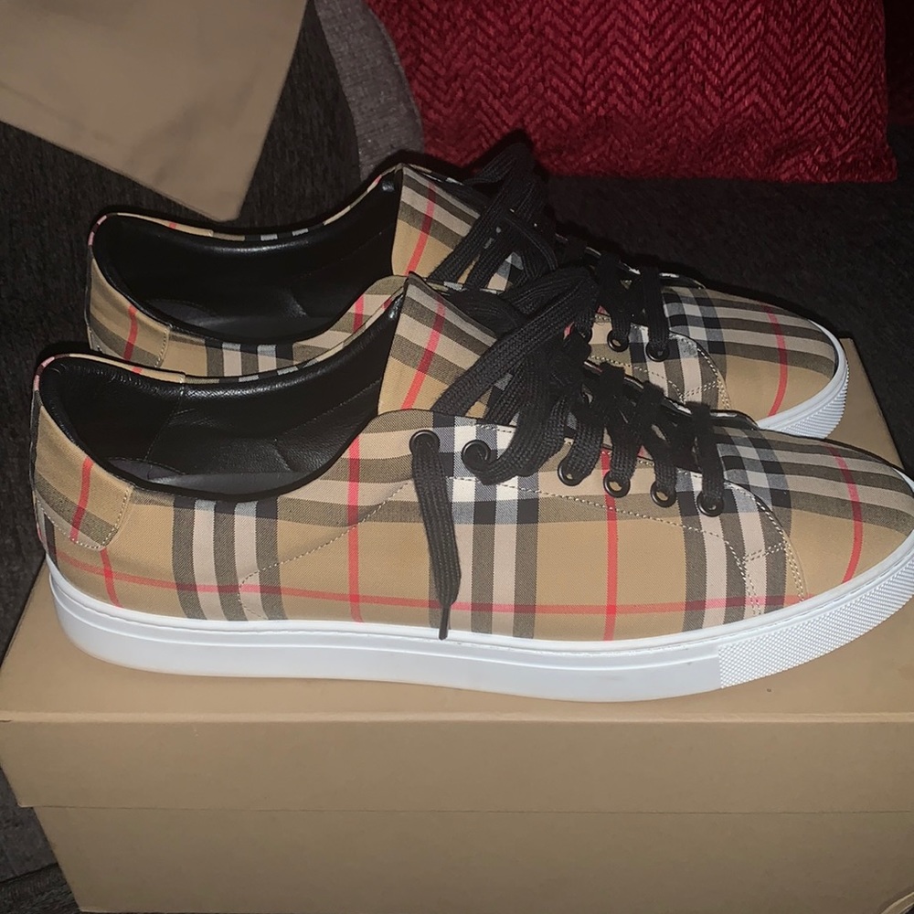 Burberry Low Top Shoes ( Vintage Check and Leather Sneakers)